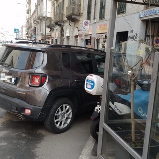 Ciclabile a ostacoli: a Torino è ancora difficile la convivenza tra le automobili e le biciclette [FOTO]