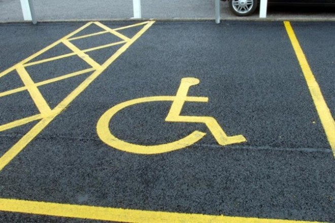 Nichelino: parcheggia nel posto riservato ai disabili e insulta chi la rimprovera