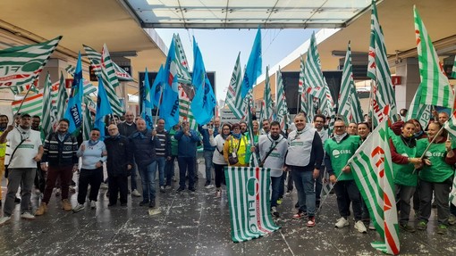 La protesta dei lavoratori Operosa scandisce la mattinata a Porta Nuova