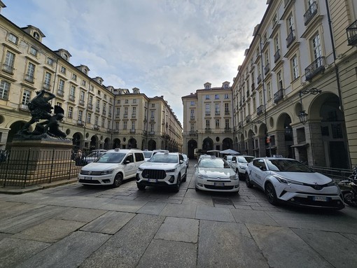 Taxi in protesta davanti al Comune di Torino: &quot;Vogliamo più sicurezza e no abusivismo&quot;