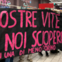 protesta con striscione all'interno di un supermercato