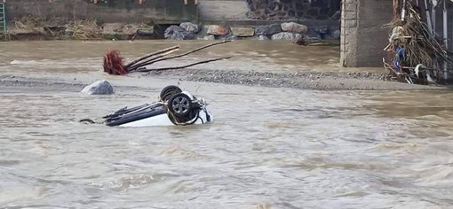 auto in un fiume in piena