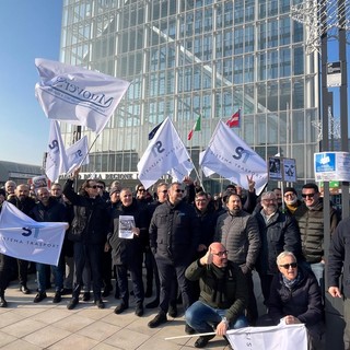 protesta con persone e bandiere in strada