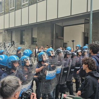 Istituto Birago &quot;militarizzato&quot; per Valditara: &quot;Cosa ci vieni a fare in Barriera&quot;