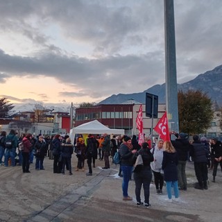 protesta davanti a una scuola con bandiere