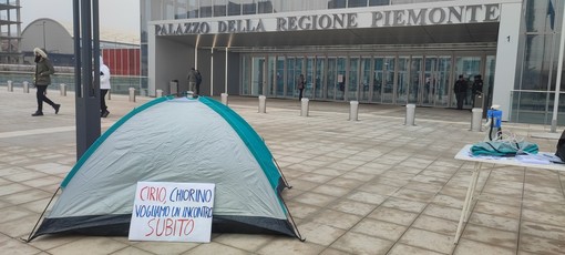 Disoccupati e precari in tenda di fronte alla Regione: &quot;Chiediamo assunzioni e sostegni al reddito&quot;