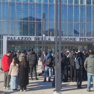 Chiorino con studenti in protesta