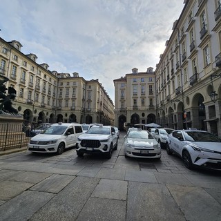 Taxi in protesta davanti al Comune di Torino: &quot;Vogliamo più sicurezza e no abusivismo&quot;