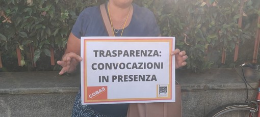 La protesta di fronte all'Ufficio scolastico provinciale per il caos delle graduatorie