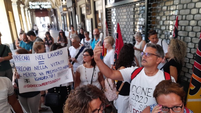 Manifestazione sotto l'ufficio regionale di corso Vittorio Emanuele