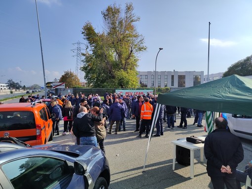 persone in presidio fuori da una fabbrica