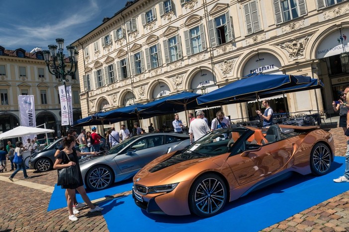 Auto in esposizione in piazza San Carlo