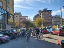 Persone che pedalano in città