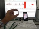 Strumentazione medica davanti a un monitor