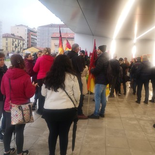 protesta davanti al grattacielo della Regione