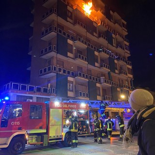 Sul posto stanno intervenendo i vigili del fuoco