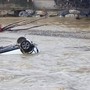 auto in un fiume in piena