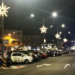 Dopo dieci anni tornano le luci di Natale in piazza Bengasi