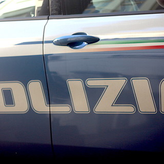 Il ladro svaligia un'auto parcheggiata in doppia fila, poi minaccia i proprietari con un coccio di bottiglia: arrestato