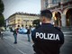 agente di polizia di spalle