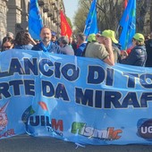 manifestazione in strada con striscione blu