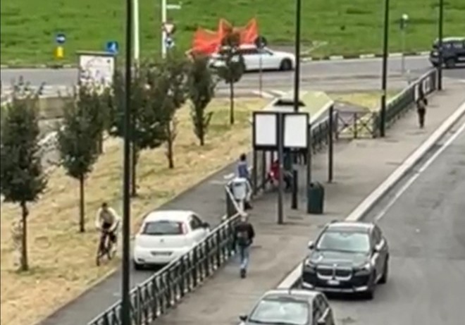 auto su pista ciclabile