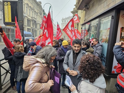 protesta in strada con cartelli