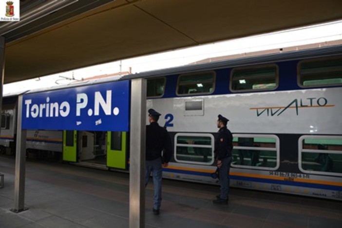 Litiga con la fidanzata alla stazione di Porta Nuova, denunciato per possesso di un 'tirapugni'