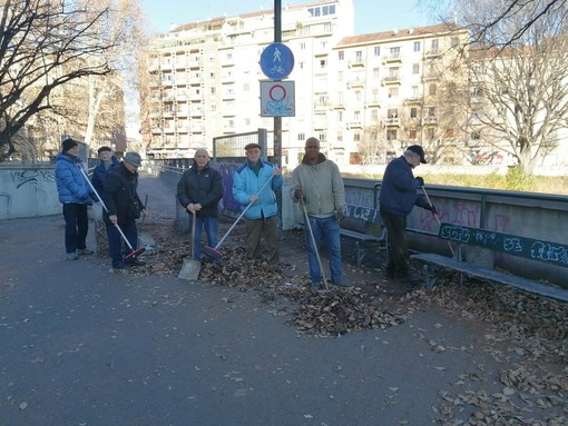 persone che puliscono