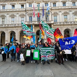 presidio sindacale davanti al Comune di Torino con bandiere e manifestanti