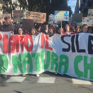 Partita la manifestazione dei Fridays for Future da piazza Statuto