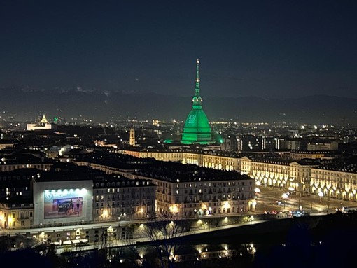 Panorama di Torino con la Mole illuminata di verde