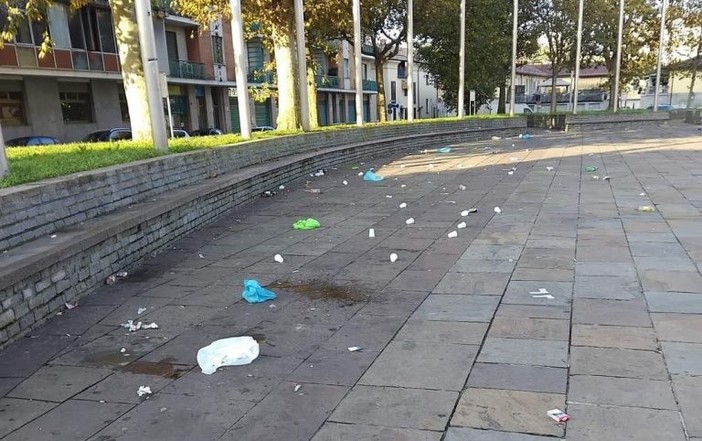 Gli incivili a Nichelino trasformano in un immondezzaio piazza Di Vittorio