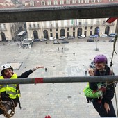 I manifestanti si sono appesi alla facciata di Palazzo Madama