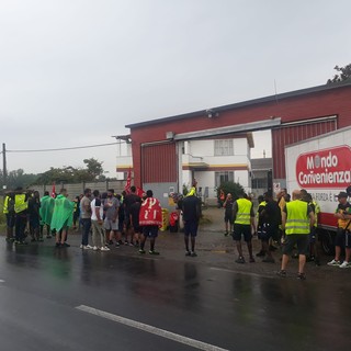 picchetto di protesta di fronte a una fabbrica