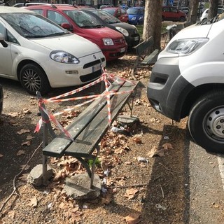 panchine danneggiate - foto di archivio