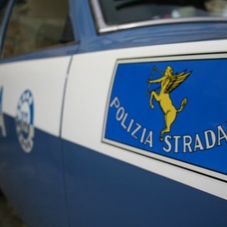 Controlli Polizia Stradale: confiscata l'attrezzatura di una carrozzeria abusiva