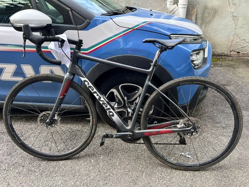 Biciclette rubate nascoste in una cantina di Barriera di Milano: la polizia le trova grazie a un dispositivo air-tag