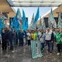 La protesta dei lavoratori Operosa scandisce la mattinata a Porta Nuova