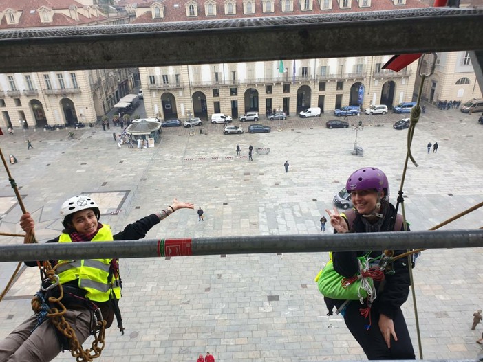 I manifestanti si sono appesi alla facciata di Palazzo Madama