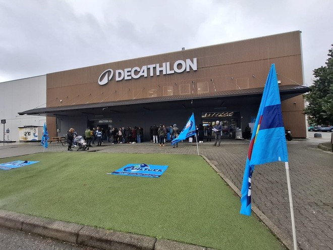 Presidio davanti al punto vendita Decathlon di Grugliasco