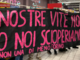 protesta con striscione all'interno di un supermercato