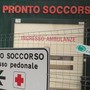 Dà in escandescenze al Pronto Soccorso: 27enne minaccia un'infermiera, poi si scaglia contro una porta con calci e pugni