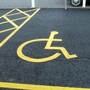 Nichelino: parcheggia nel posto riservato ai disabili e insulta chi la rimprovera