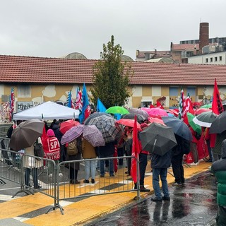 &quot;Portate cibo, caffè, thè, bevande calde, coperte, guanti e sciarpe&quot;