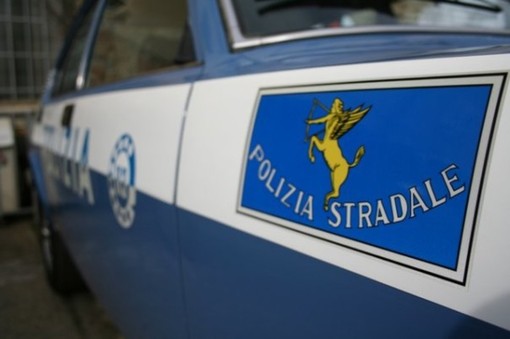 Controlli Polizia Stradale: confiscata l'attrezzatura di una carrozzeria abusiva