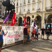 Protesta con bandiere in piazza Palazzo di Città