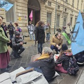 &quot;La Regione fa acqua da tutte le parti&quot;: protesta degli ambientalisti davanti al Consiglio, esposte le foto delle alluvioni