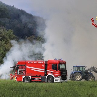 Villar Focchiardo, a fuoco delle rotoballe accanto a una cascina agricola: in corso l'intervento dei vigili del fuoco