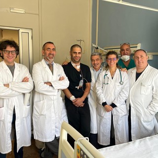 paziente in mezzo a molti medici